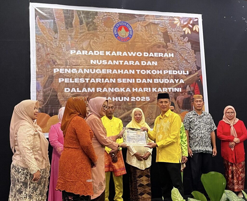CAMAT SUWAWA TENGAH, TERIMA PENGHARGAAN SEBAGAI TOKOH PELESTARIAN SENI BUDAYA GORONTALO. 